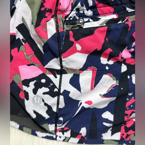 Lululemon Hotty Hot Running Shorts 2.5” Pop Cut Boom Juice Multi Print and Black - Picture 4 of 5